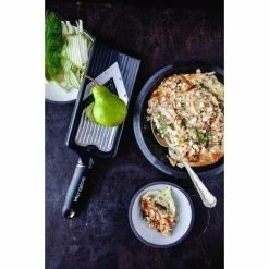 Microplane V-Hobel Mit Julienneklingen-Einsatz Specialty 11 Microplane V-Hobel Mit Julienneklingen-Einsatz Specialty -Villeroy and Boch shop V Hobel mit Julienne Einsatz 5 600x600 ID332804 69c032ae71a37dabb47fd68f8755b93f